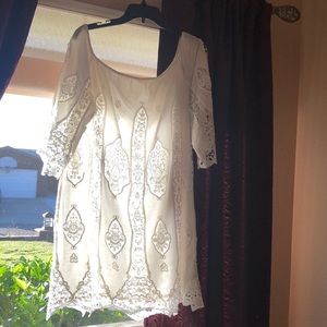 Short white dress with lacy details -